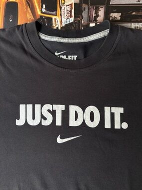 Cropped Nike "Just Do It." Black Graphic Tee